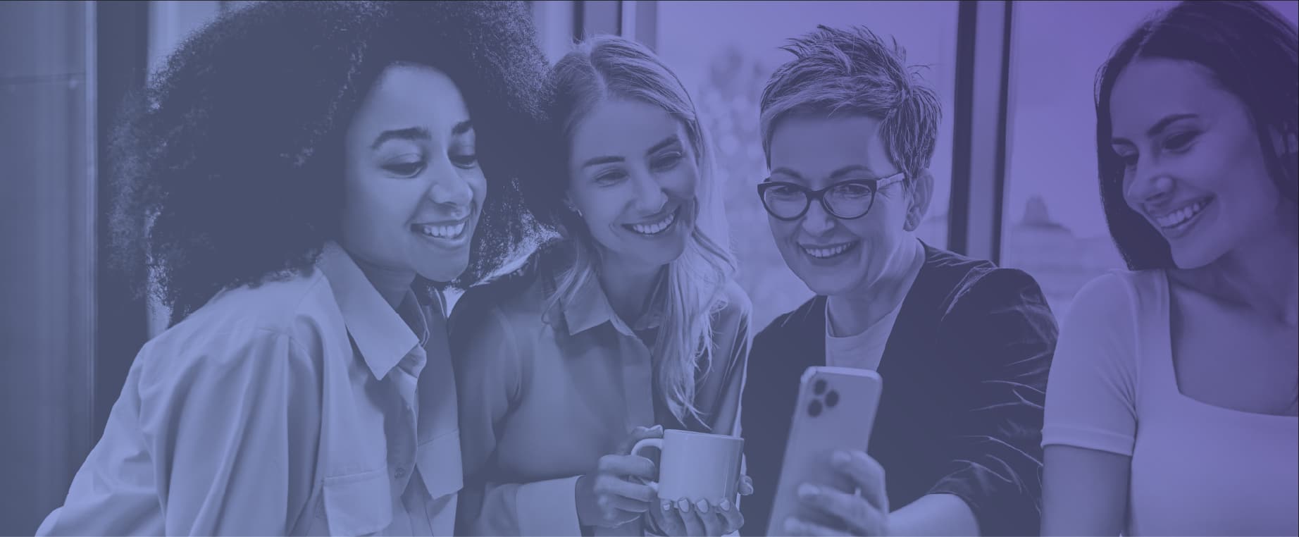 Equipe usando celular